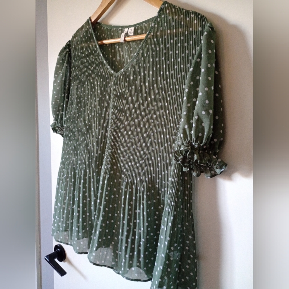 Green Polka Dot Pleated Blouse Size Medium - Picture 9 of 15